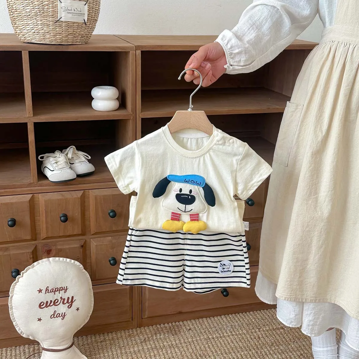 

Детская одежда: летняя новинка, комплект с короткими рукавами и шортами с мультяшным принтом для мальчиков и девочек, свободная и легкая одежда для детей.