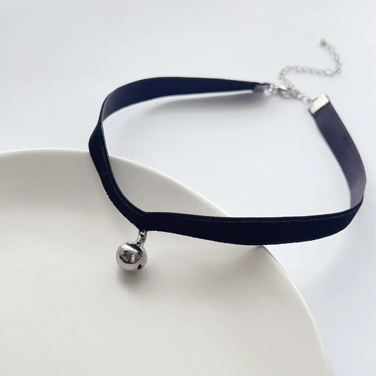 Fashionable, sweet and cute Y2K black velvet strap choker collar, bell pendant, necklace, women's accessory jewelry