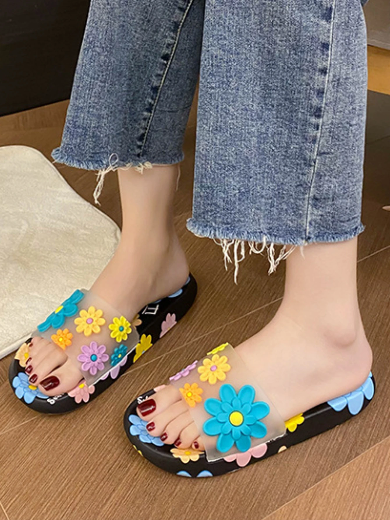 

Мягкие тапочки для ванной с милыми цветочными узорами для дома и улицы.