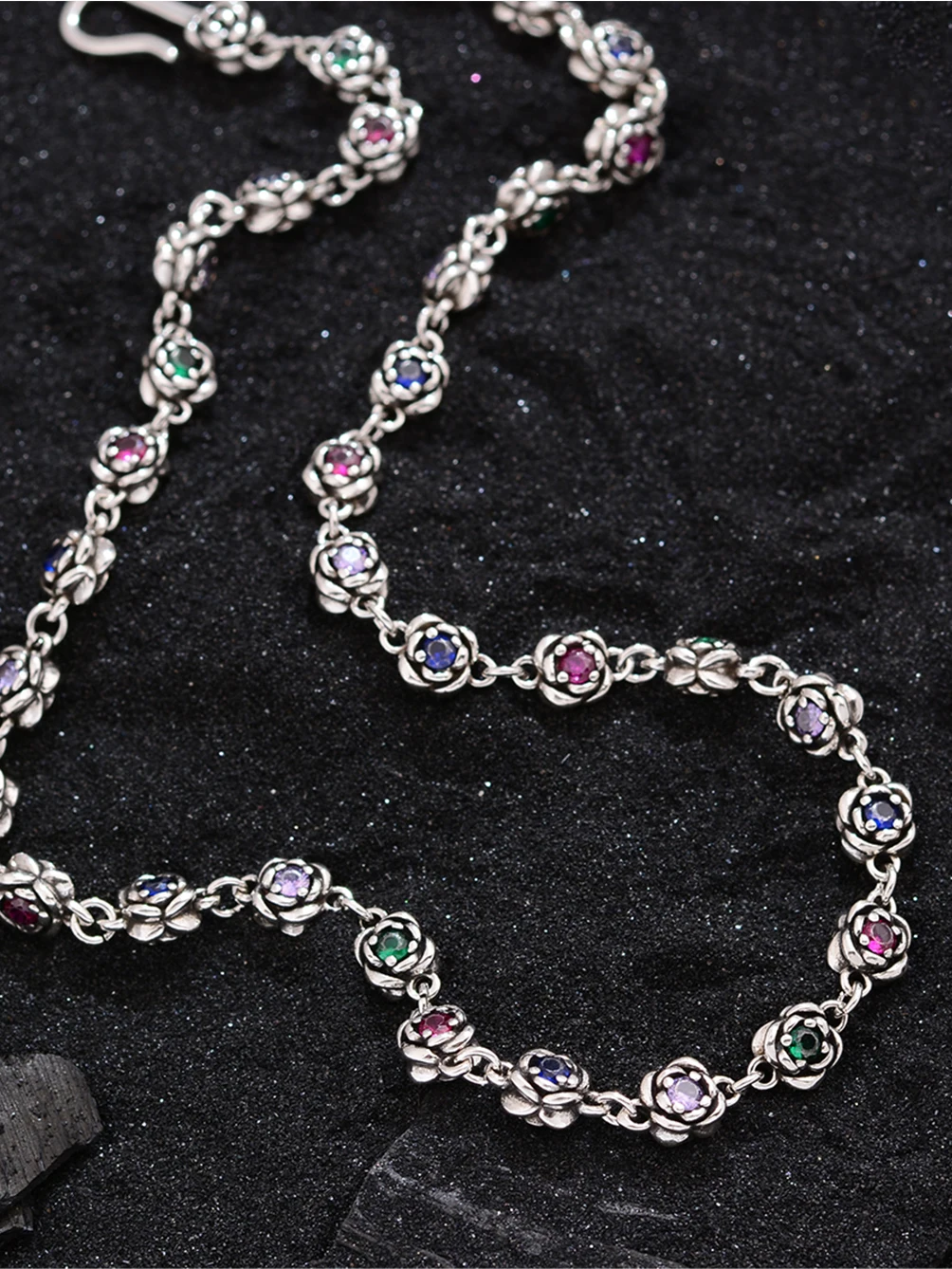 Luxuriöse Regenbogen-Zirkon Rosenblüten-Halskette für Damen, Modisch und Einzigartig, Nischen-High-End-Stil, Minimalistische Schlüsselbeinkette – Detail 3