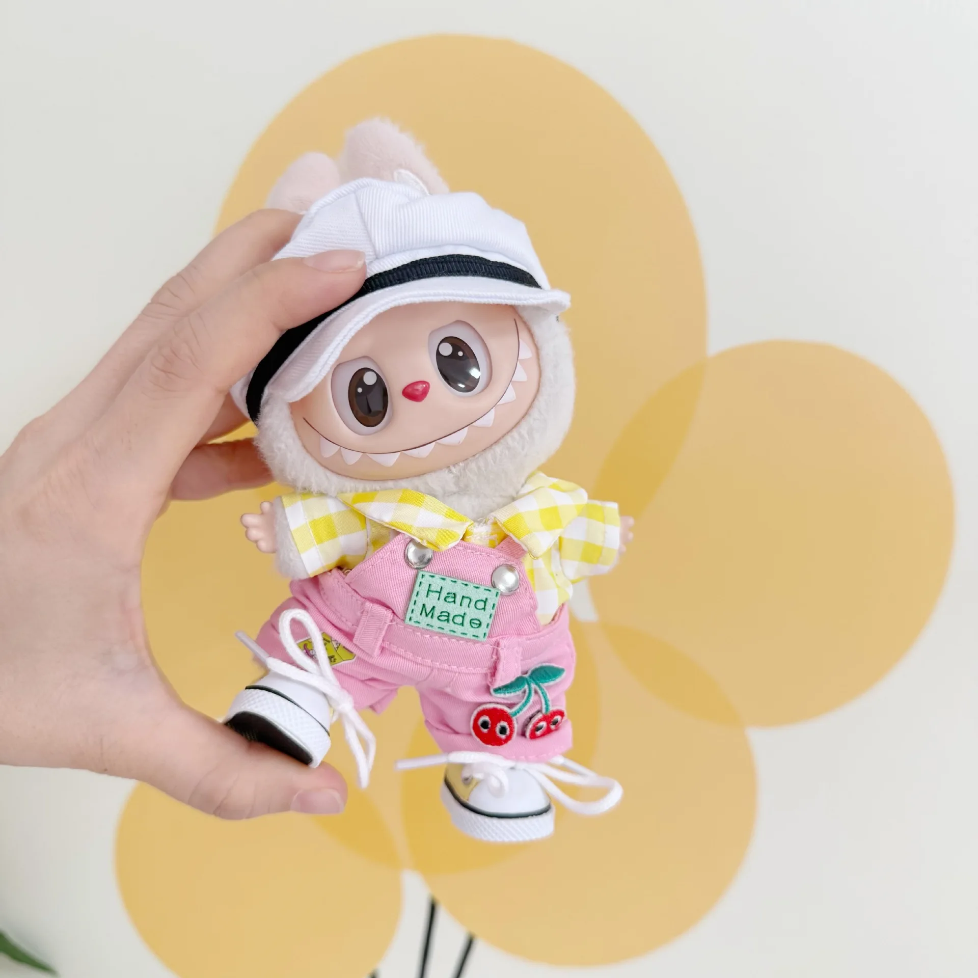 1世代～3世代のラビュブ用ドール服 15/17cm マルチカラーチェック柄シャツ サスペンダーパンツ 帽子セット – 漫画風遊び心のあるスタイルの衣装