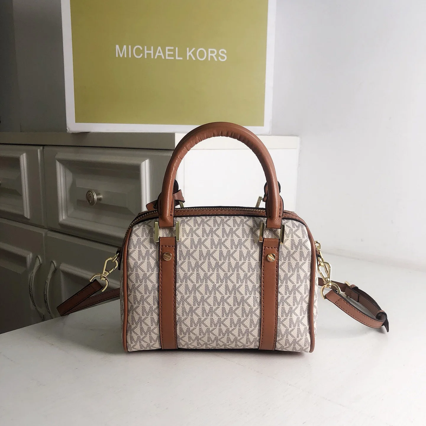New Michael Kors Women Luxury Design Handbag High Quality Leisure Classic Crossbody Bag Travel Shoulder Bag Exquisite Lady Gift view 2