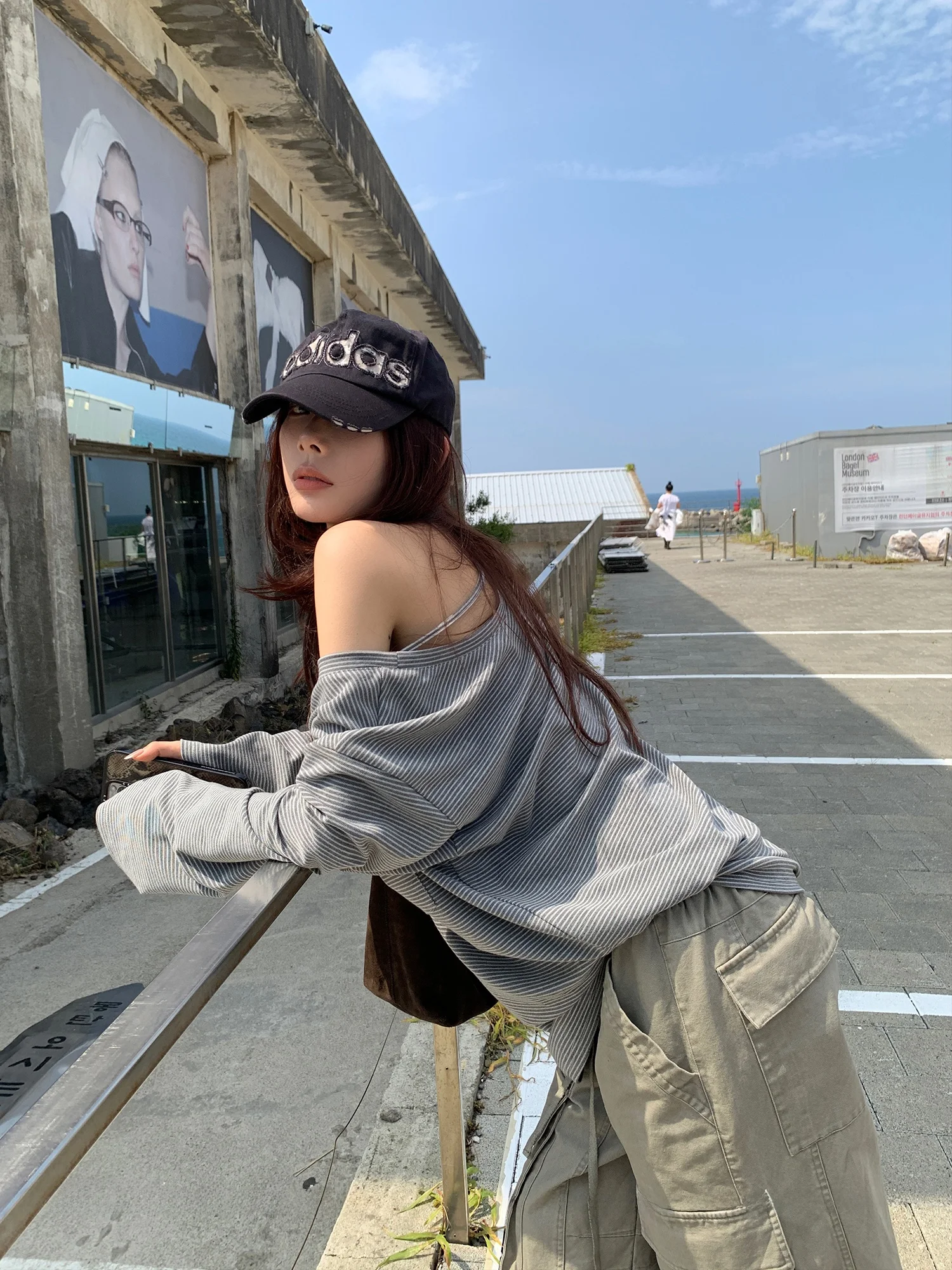 

Свободная полосатая футболка с открытыми плечами, женская, в американском стиле, с круглым вырезом, с длинными рукавами, SUONE, повседневная, свободного кроя, для ежедневной носки