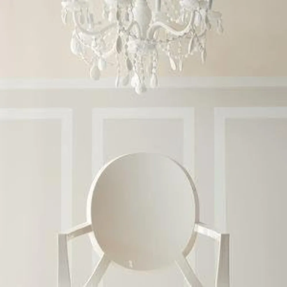 كرسي طعام عصري معاصر على طراز Louis XIV - كرسي شبح أبيض بأذرع، كرسي شبح أنيق لغرفة الطعام