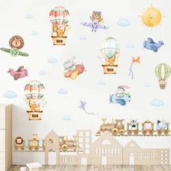 Kinderkamer muurstickers cartoon dieren op trein vliegtuig heteluchtballon muurstickers babykamer kleuterschool decoratie
