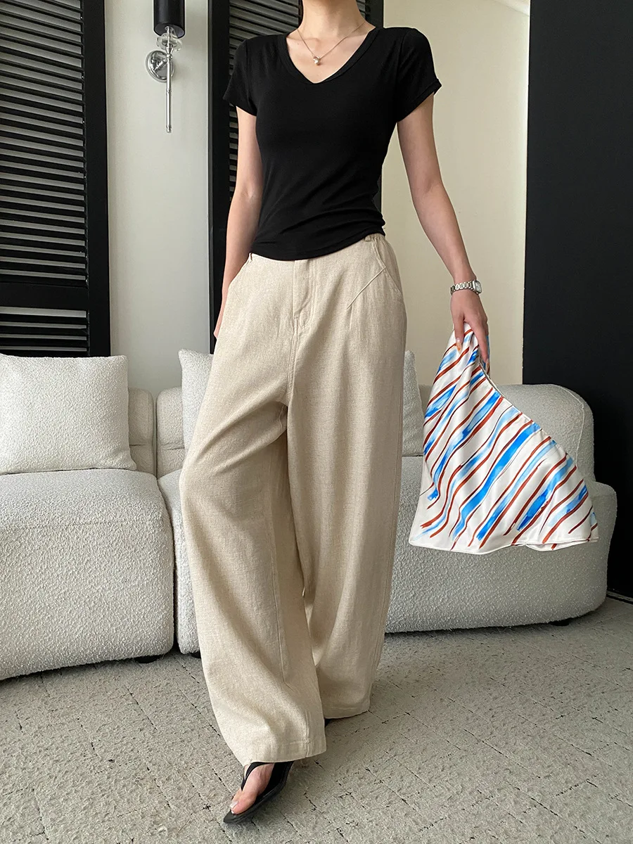 Sommerliches Damen-T-Shirt in unifarbenem Design mit V-Ausschnitt, schmaler Passform, Brustpolster und kurzen Ärmeln. – Detail 26