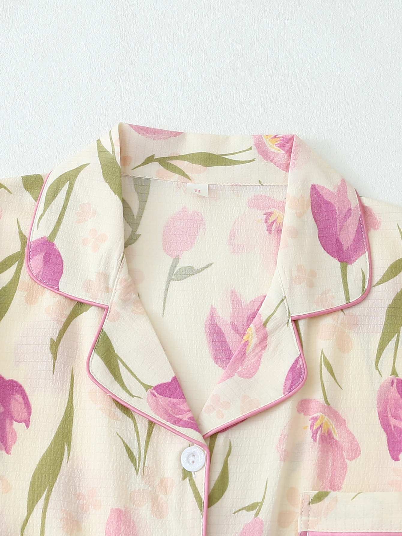 قطعتين مريحة توليب الأزهار طباعة التلبيب قصيرة الأكمام مع جيوب وسروال القوس المرأة منامة المتسكعون مجموعة مناسبة للاستخدام المنزلي