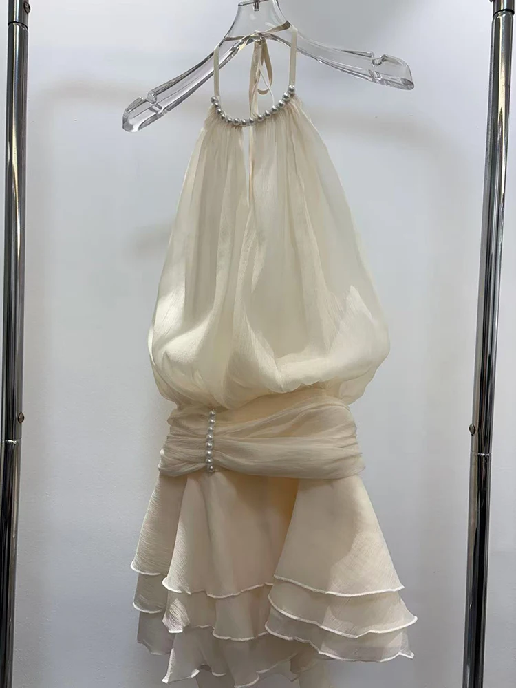 ファッションパールホルター背中の開いたドレス春の女性のノースリーブスリムプリーツドレス夏のハイウエストソリッドネックマウントミニドレス