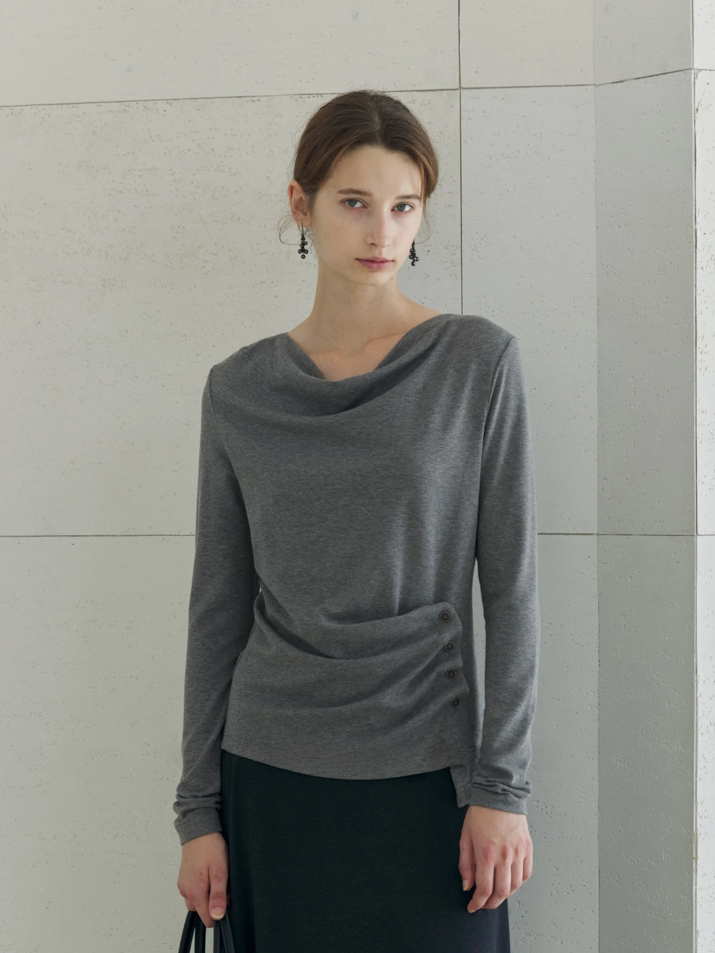 

Женская трикотажная футболка с длинным рукавом, свободного кроя, с асимметричным вырезом, на пуговицах, с утягивающим эффектом на талии