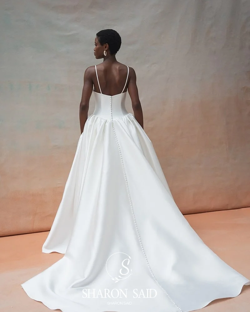 Sharon Said 2025, modernes, tiefes V-Ausschnitt-Satin, cremefarbenes Hochzeits-Prinzessinnenkleid mit Spaghettiträgern, Brautkleider SW157, individuell gestaltet