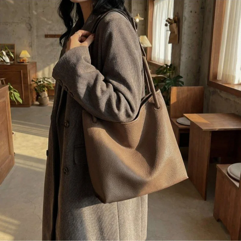 حقيبة كروس نسائية راقية مصنوعة من جلد الخراف تتميز بجلد كوستاريكا الأنيق وخفيف الوزن