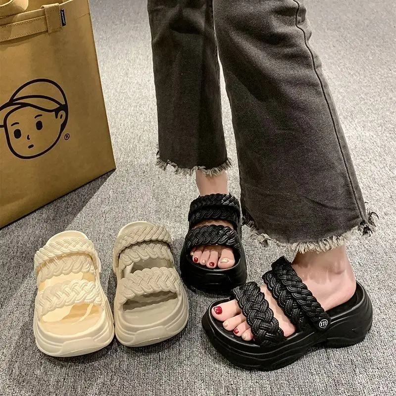 شباشب نسائية ذات نعل سميك أحذية صيفية بنعل سميك ملابس نسائية للشاطئ في الأماكن المغلقة صنادل للشارع للفتيات