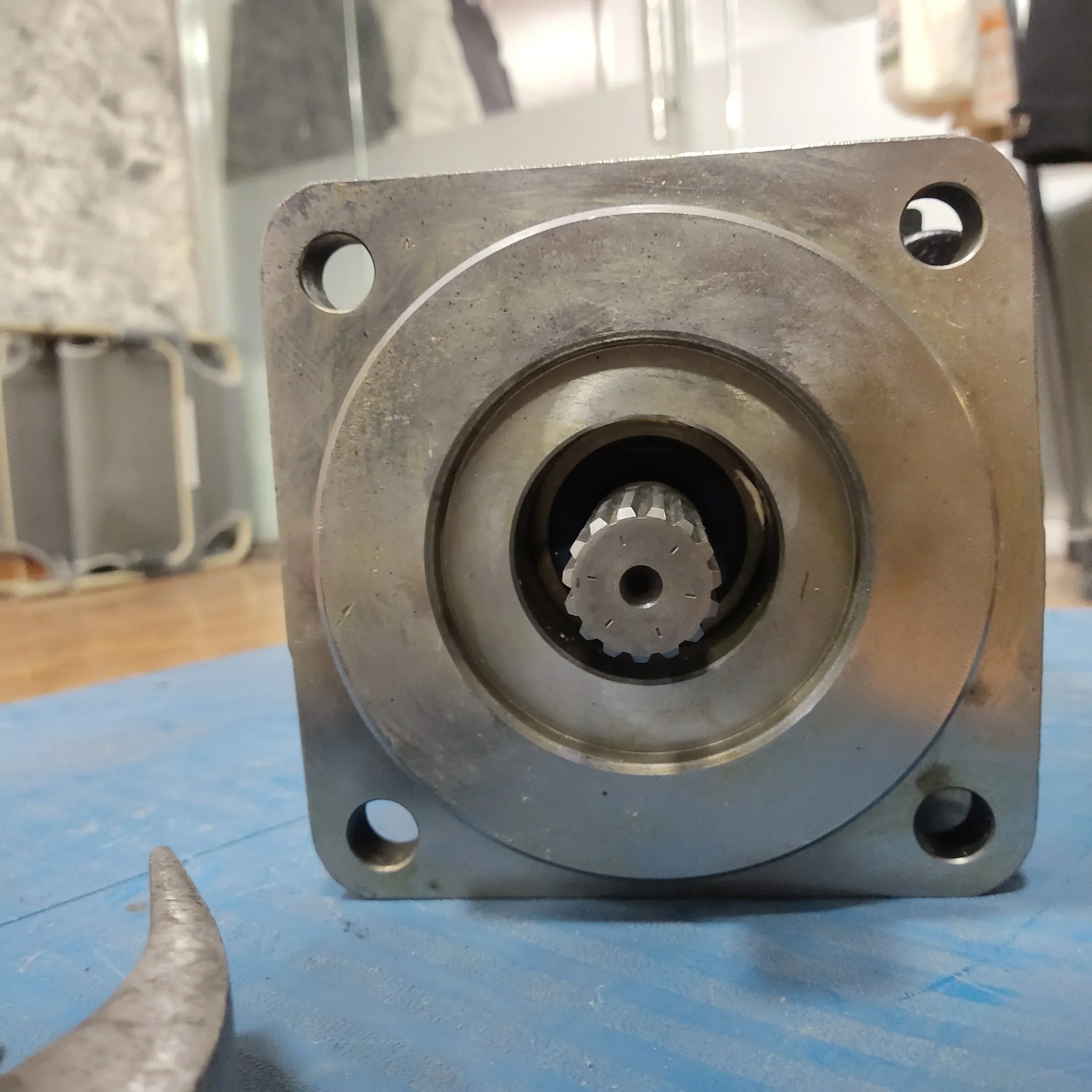 Hot Sales 799137J8 KP30-38-05S6 695SR Hydraulic Pump