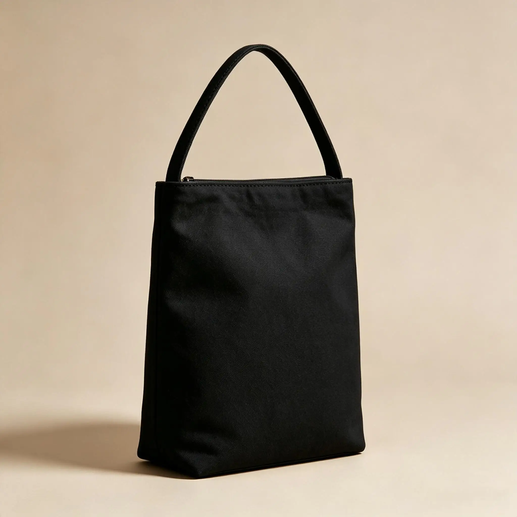 Niche style crossbody bag, trendy and versatile women's bag, sophisticated and stylish women's shoulder bag.