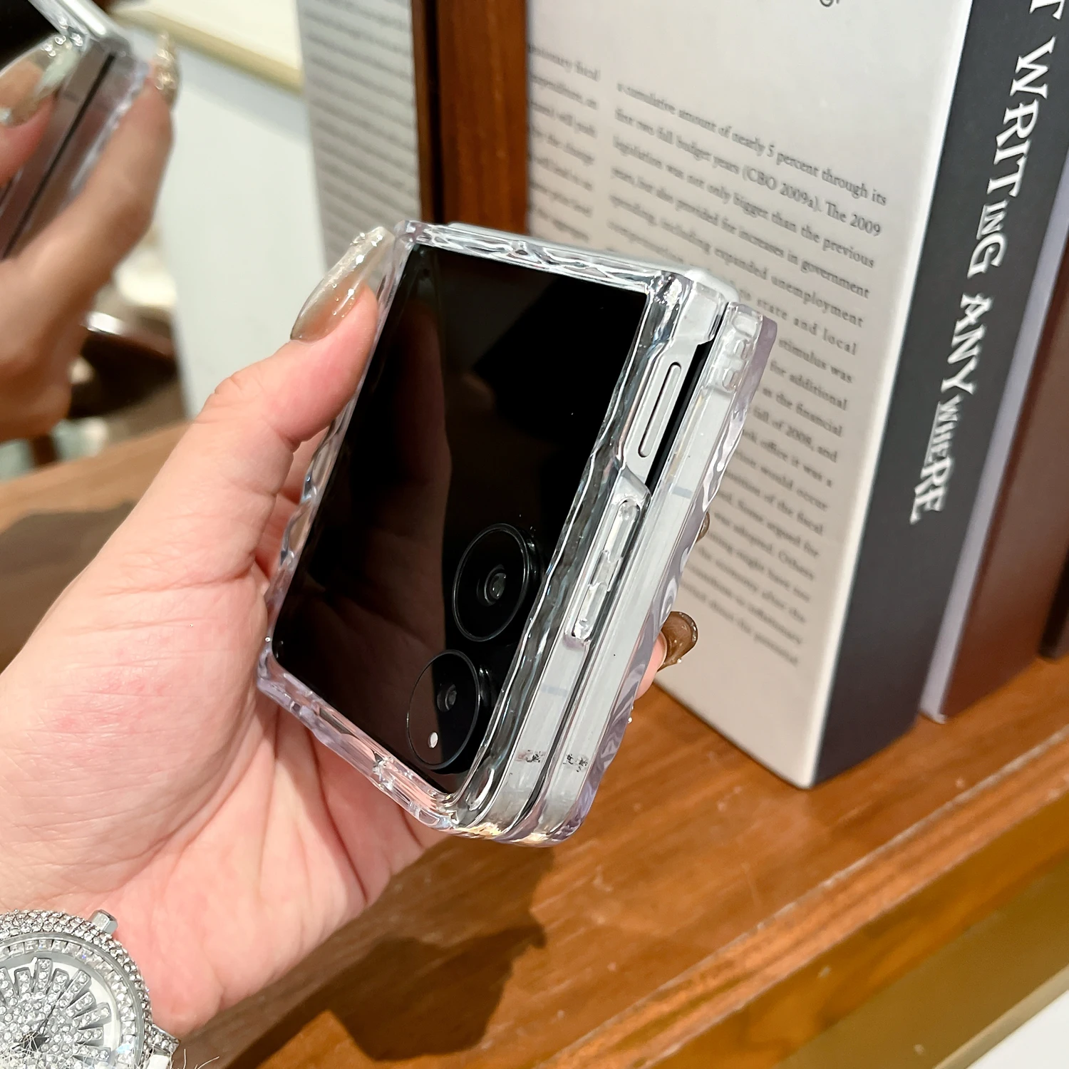 Luksusowe etui na telefon Xiaomi Mix Flip2 z efektem fal wodnych, przezroczyste, z obrotowym uchwytem i magnesem.