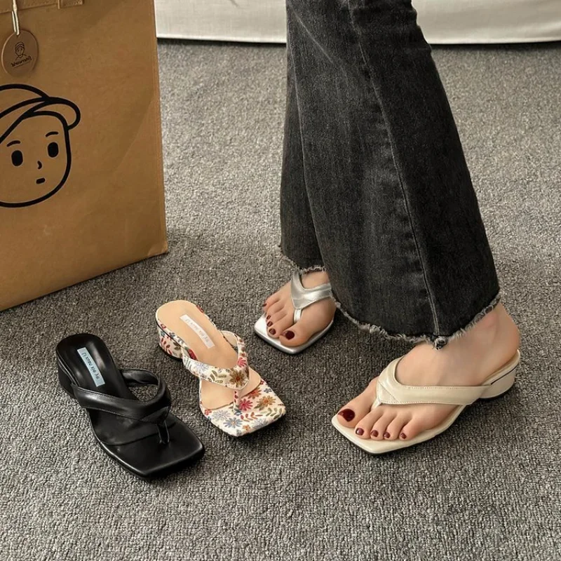 

Новинка 2023 года, летние женские тапочки с застежкой на носок, модные элегантные шлепанцы на толстом каблуке, женские повседневные уличные пляжные шлепанцы, сандалии