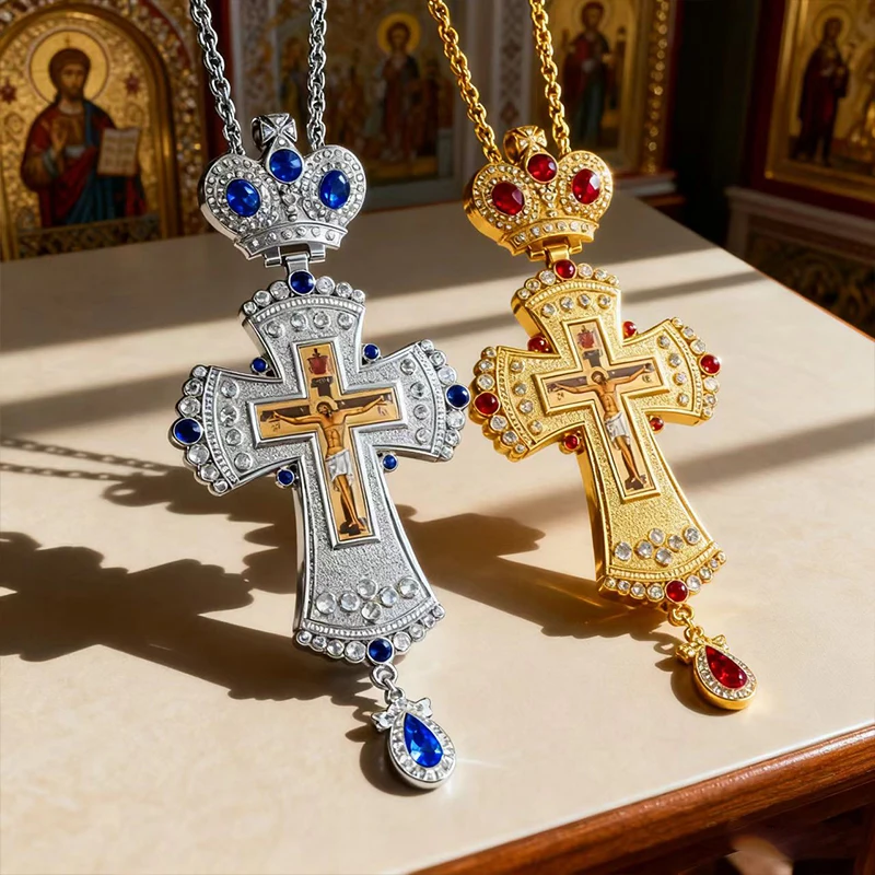 Neues vergoldetes orthodoxes Brustkreuz mit roten Kristallakzenten und Kruzifix-Ikone, hochwertiger liturgischer Schmuck für Priester. – Detail 7