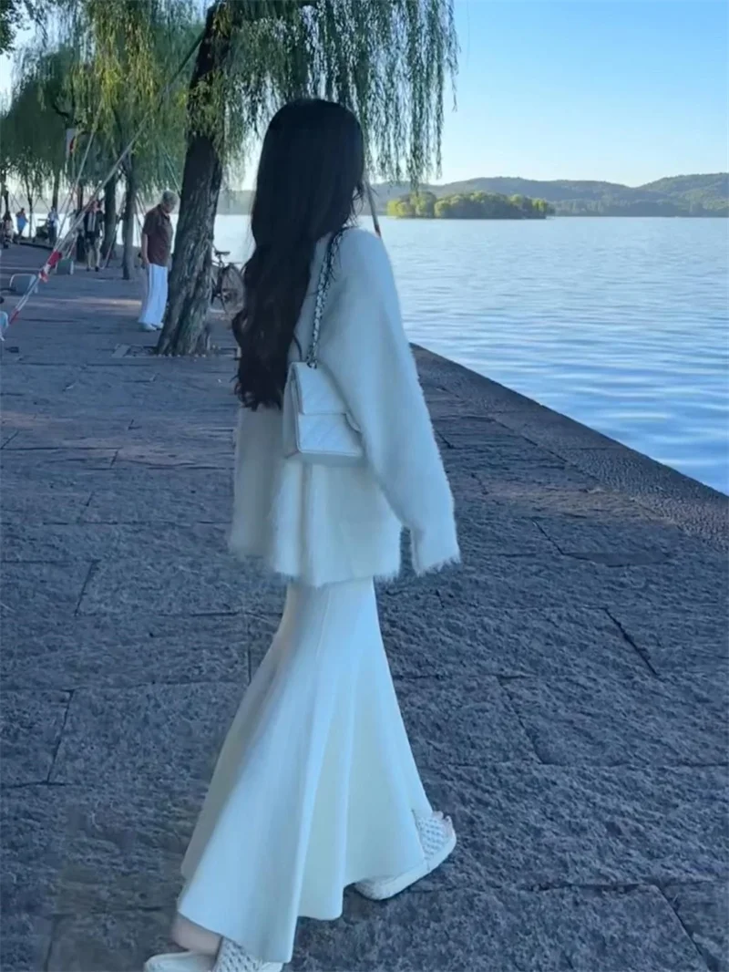 2025 ใหม่สีขาว faux Mink FUR เสื้อสเวตเตอร์ถัก,สไตล์วิทยาลัยผู้หญิงฤดูใบไม้ผลิและฤดูใบไม้ร่วงขี้เกียจหลวม V คอถักเสื้อ