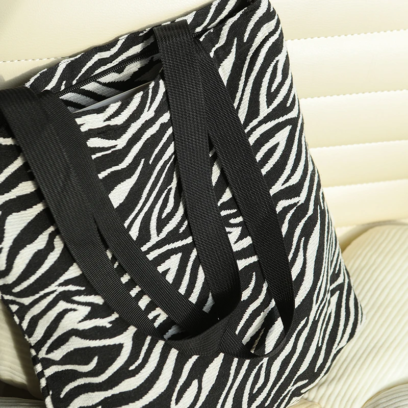 Women\'s Handbag Black and White Zebra Print Large Capacity Student Commuter Shoulder Bag Zipper Design Fashion Canvas Bag