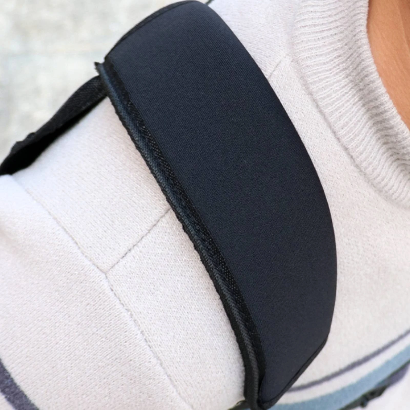 carrying-back-pad-load-distributing-padded-carrying-harness-wide-straps-shielded