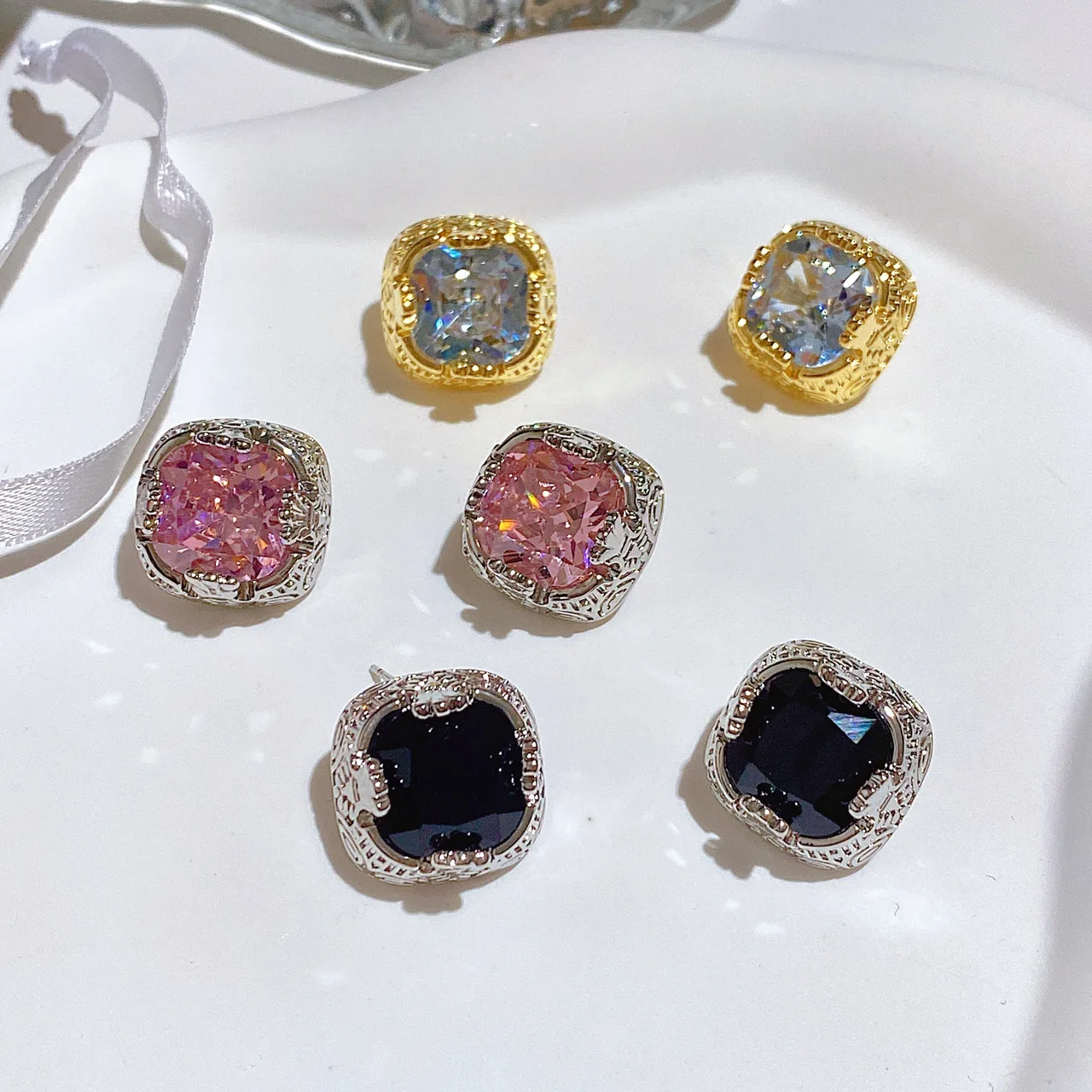

French Metal Square Zircon Earrings With Niche Design, High-end And Elegant Jewelry