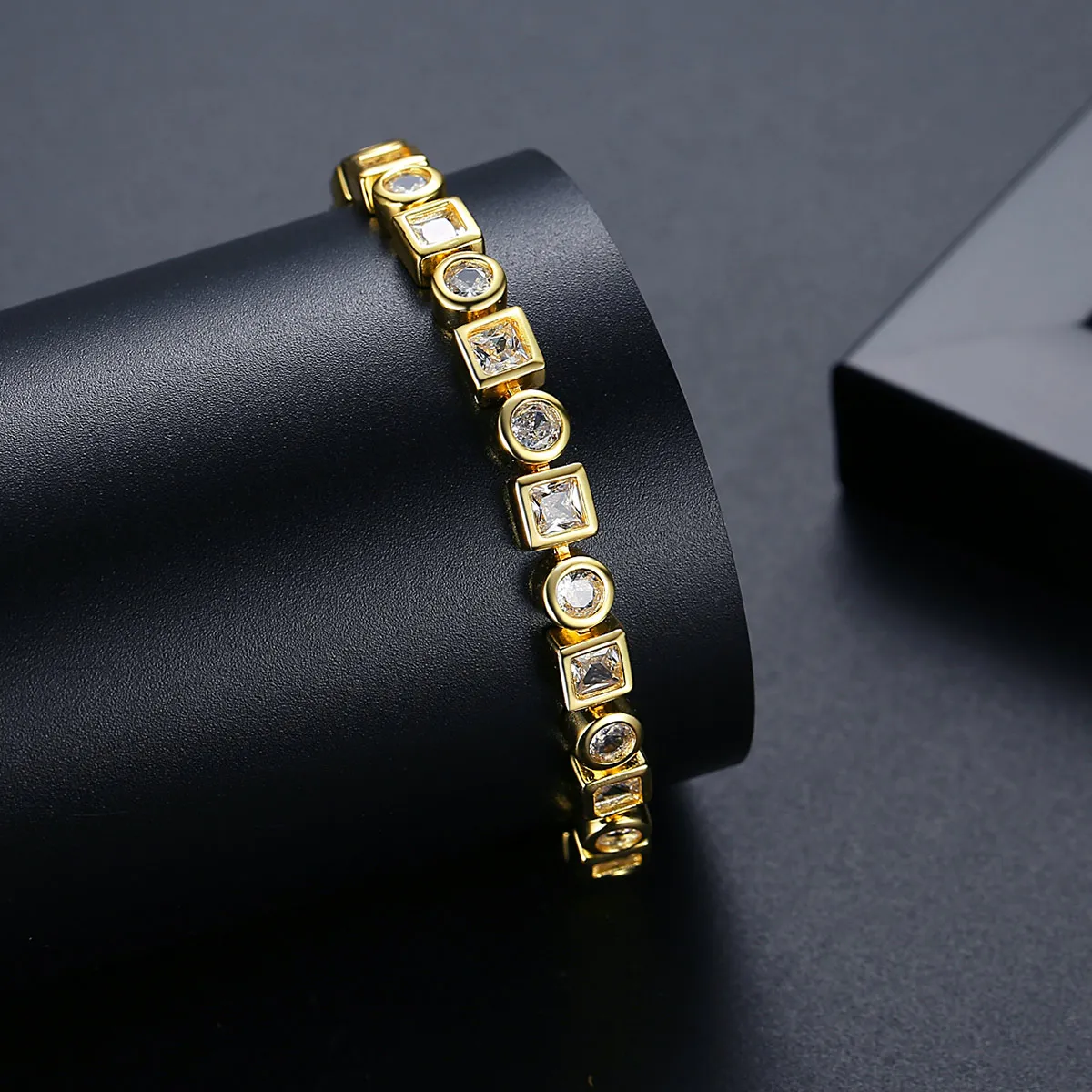 LUOTEEMI Luxury Tennis Bracelets Cubic Zirconia Elegant Iced Out Trendy Chains Crystal Women\'s Jewelry for Party Daily Accessory