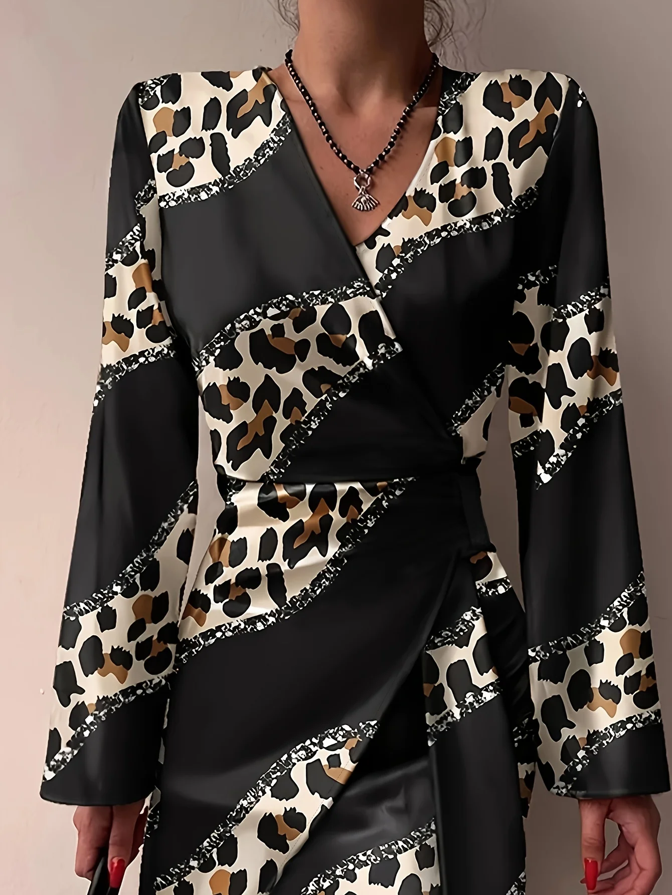 Vestido feminino leopardo envoltório – outono inverno bodycon midi com detalhes em corrente, pronto para festa e carnaval