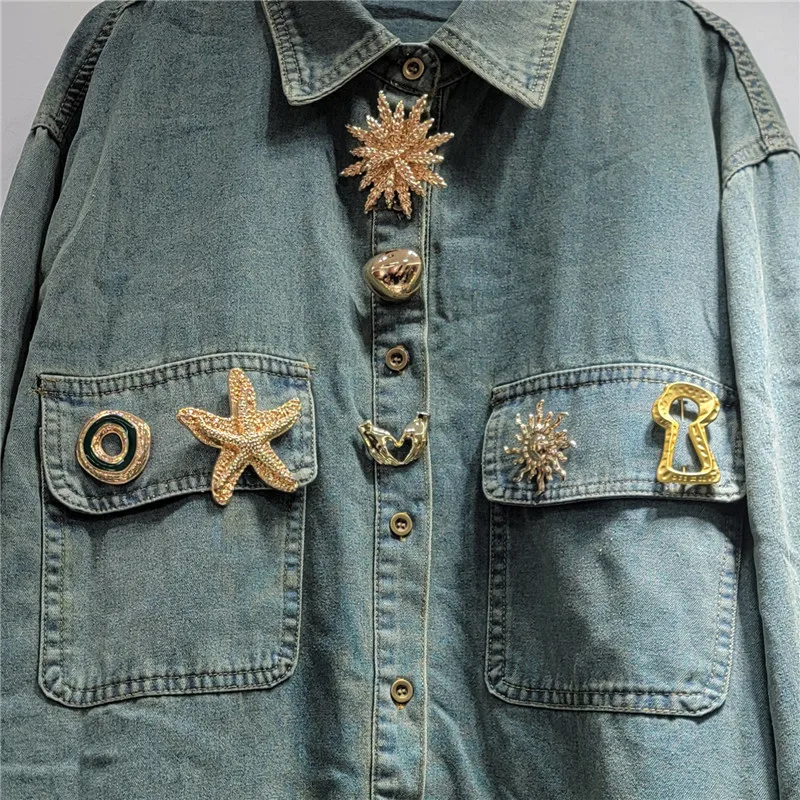 2026 Neues, mit Metallschnalle verziertes, modisches, stilvolles Design, Umlegekragen, lockeres, mittellanges Jeanshemd für Damen, Frühlingsoberteile