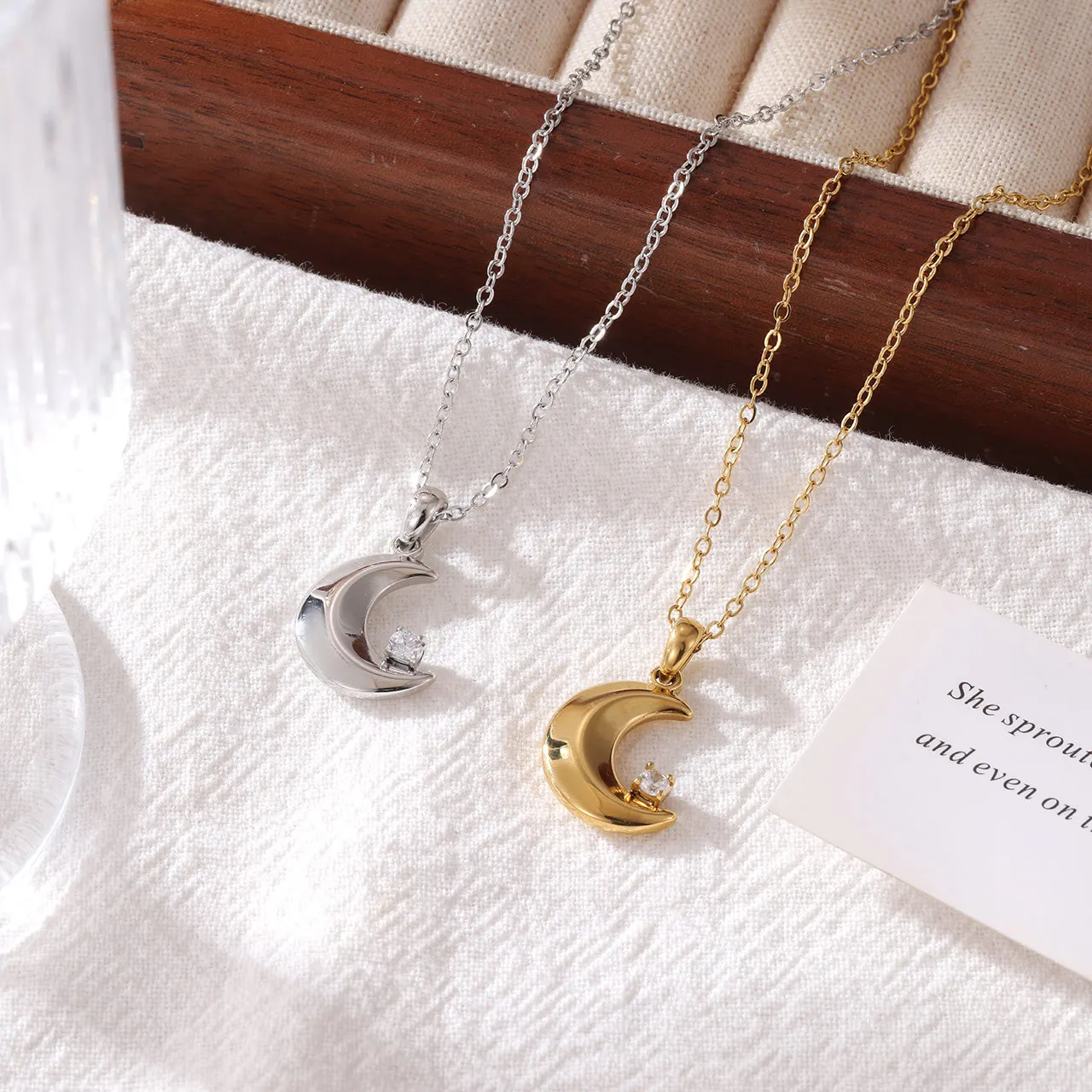 

Retro Moon Inlaid Zircon Necklace Women's Stainless Steel Electroplated Non-fading Niche Design Collarbone Chain Gift Jewelry