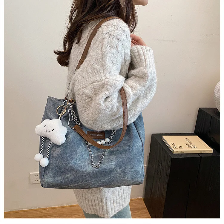 Damen Tie-Dye Denim Schultertasche mit Wolkenanhänger und Perlenkette – Lässige Alltags- und Schultasche für Damen – Detail 17