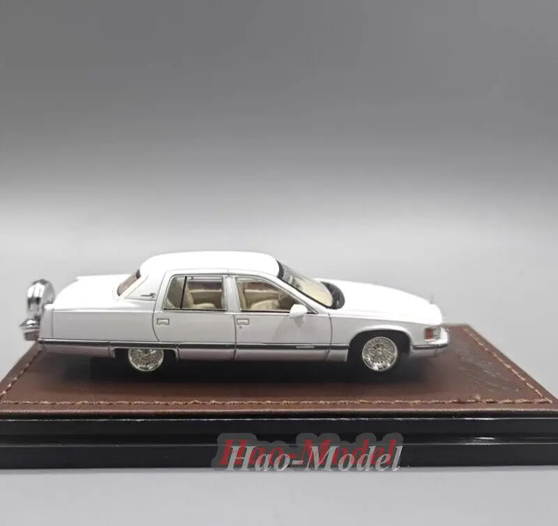 GOC 1:64 For Cadillac Fleetwood Naiska Alloy Metal Diecast Car Model Boys Birthday Gift Hobby Display Collection Ornaments White