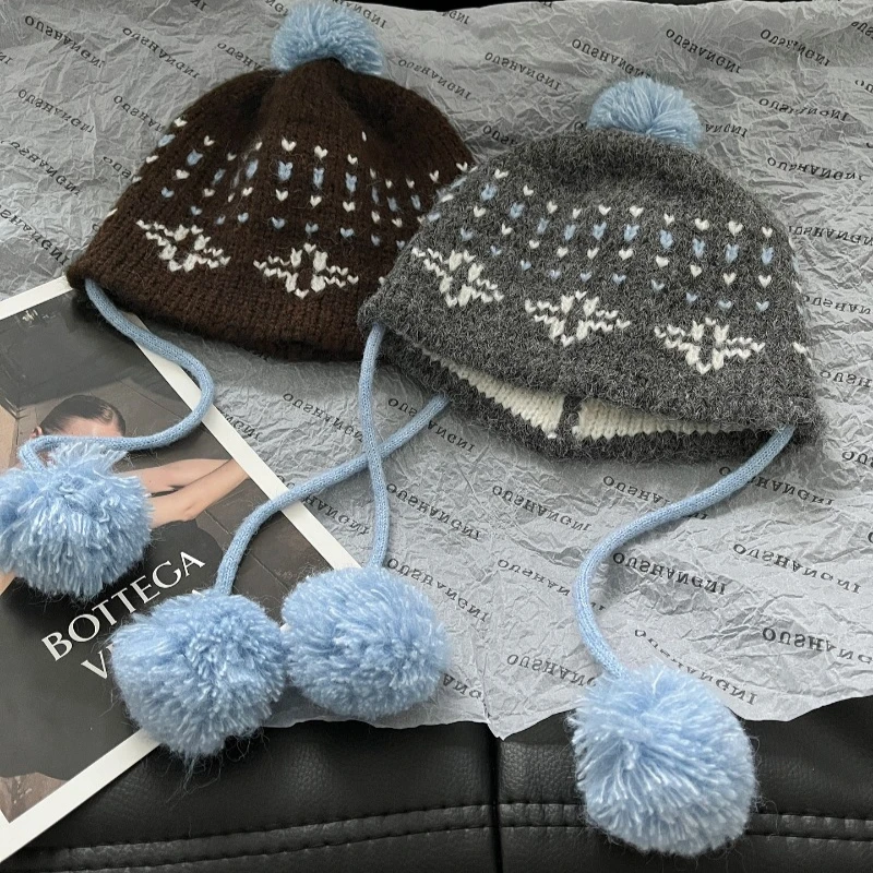 Japanische Fel Island Jacquard Pompon-Strickmütze für Damen, warme Wintermütze für Outdoor-Aktivitäten, Radfahren, Ohrenschutz, Bombermütze – Detail 3