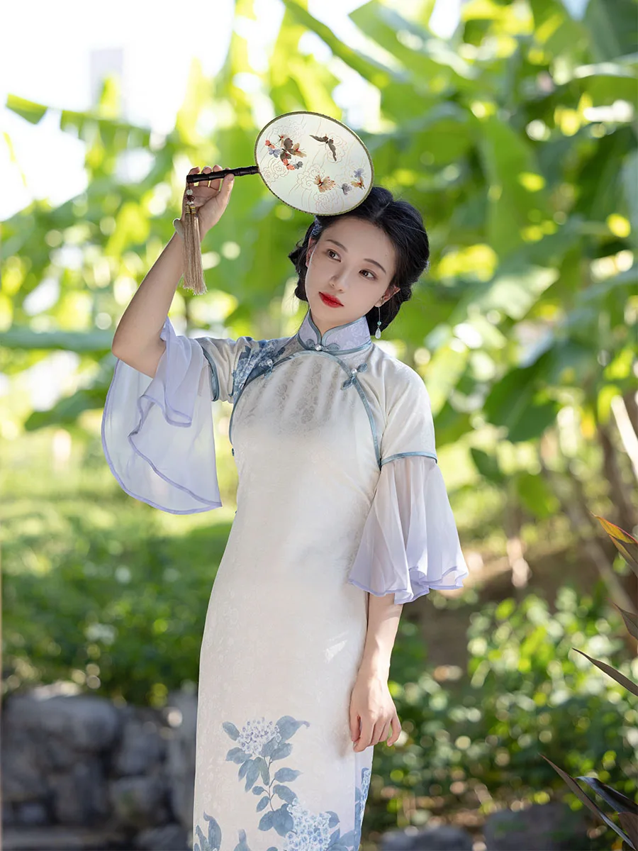 

Длинное платье с фиолетовой цветочной вышивкой и элементами из волокнистого материала для молодых девушек периода Республики Китай.