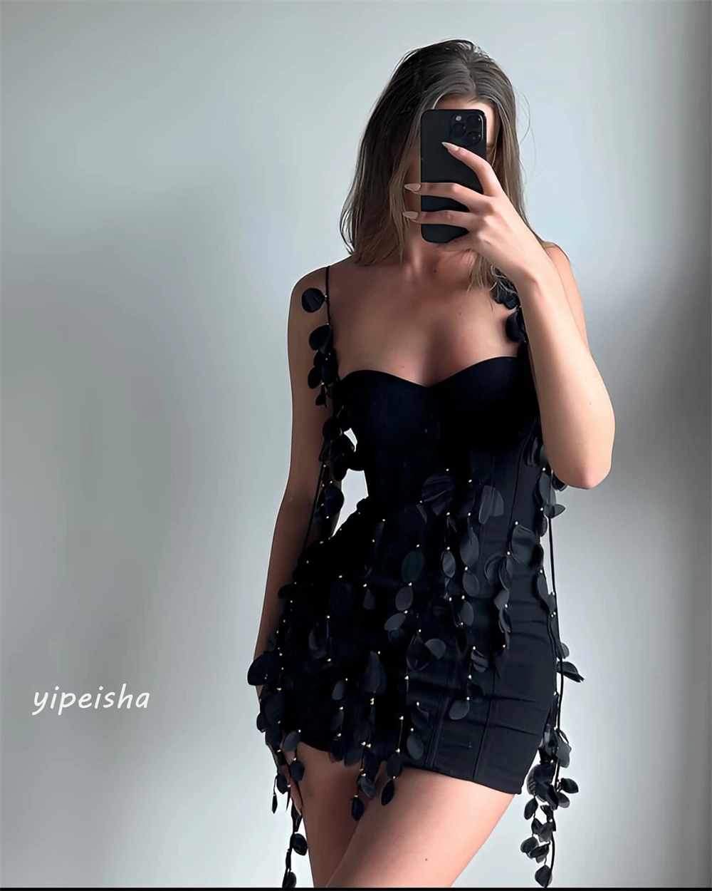 Dżersejowa aplikacja z koralików marszczona sukienka Mini