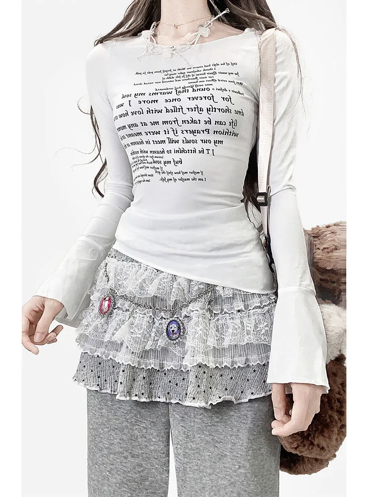 Top ajustado con cuello redondo para mujer Y2K, camiseta de manga acampanada con abertura y letras estampadas estilo callejero
