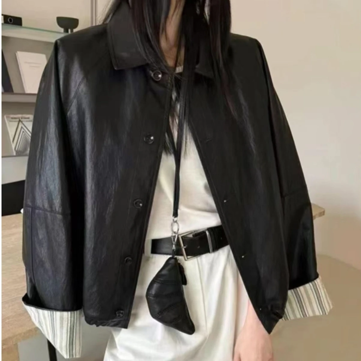 معاطف نسائية من الجلد الصناعي سترة من البولي يوريثان بياقة مقلوبة وأكمام طويلة واحدة الصدر فضفاضة ملابس الشارع الشهير لخريف وشتاء 2025 #1