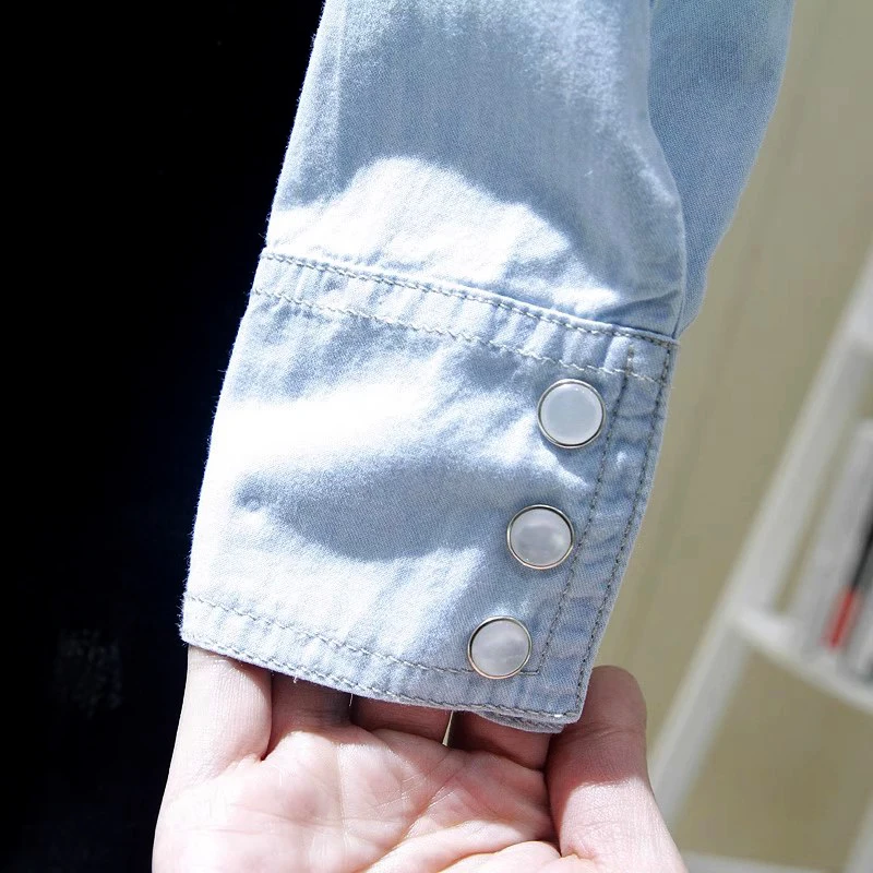 Niebieska koszula dżinsowa dla kobiet z długim rękawem i klapami Prosta koszula slim fit Wiosna Jesień Podwójna kieszeń Casualowa bluzka damska