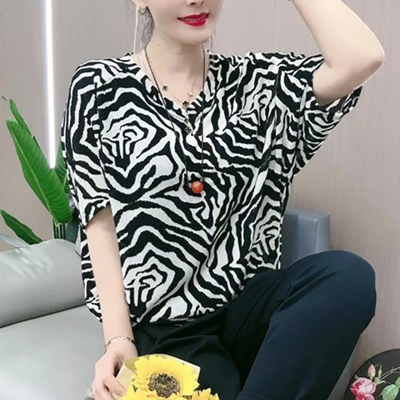 Vintage Printed V-Neck Leopard Batwing Sleeve Blouses Women\'s Clothing 2024 Summer New Loose All-match Tops Office Lady Shirts