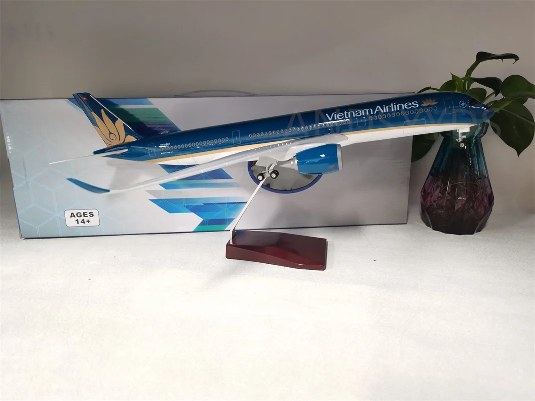 

Airbus A350 Dreamliner Aircraft, Vietnam Airlines Model with LED Light and Wheels, Diecast Plastic Plane, 47cm, 1/142 Scale