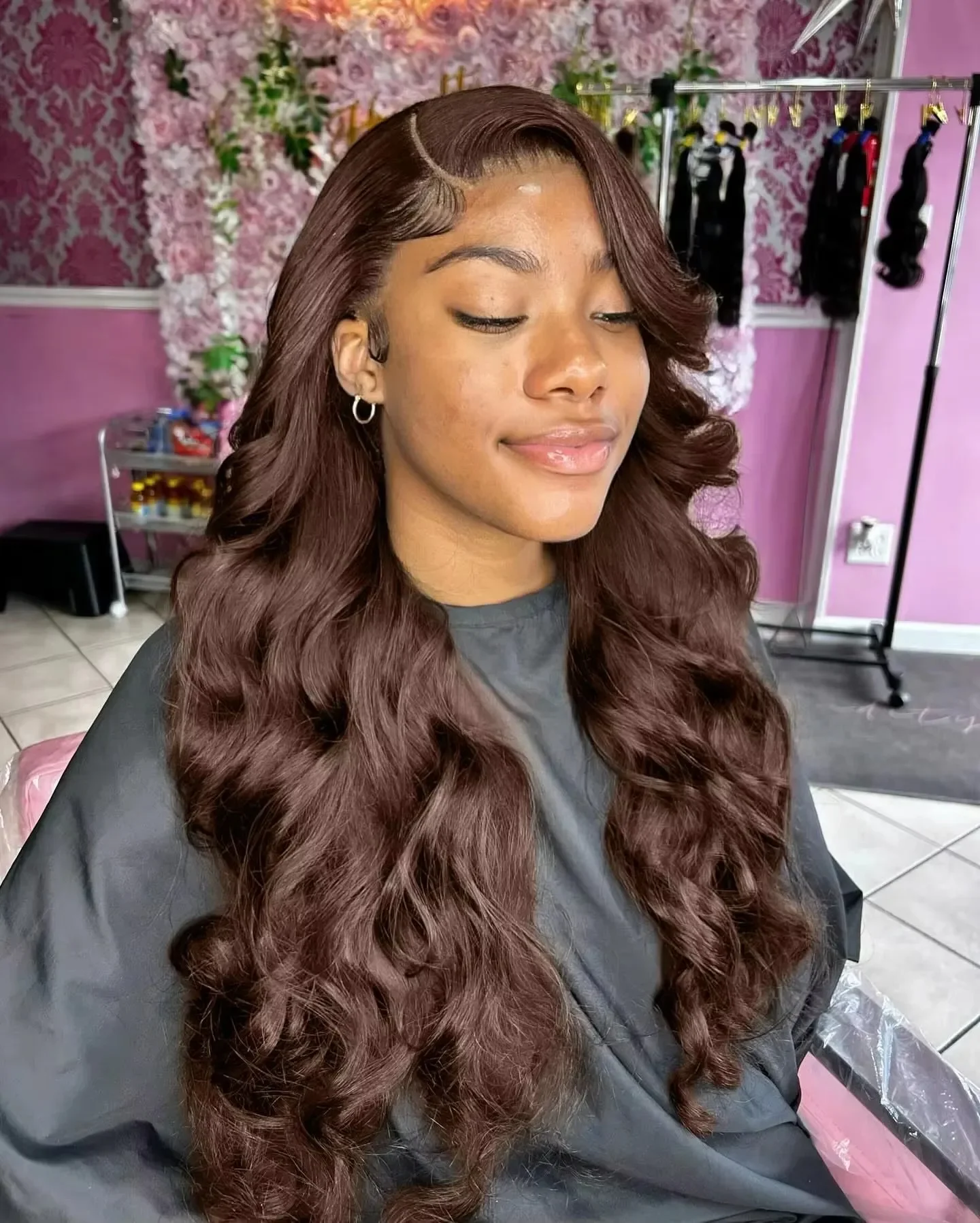 Kleberlose 7X5 Lace-Perücke, vorgeschnitten, 220 Dichte, schokoladenbraun, Body Wave, 100% Echthaar, wellig, nass und gewellt, brasilianisches Echthaar mit 13X6 HD Lace Frontal, vorgezupft. – Detail 15