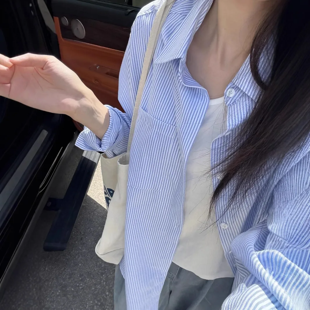 

2023 летняя новая женская рубашка в синюю полоску, свободная тонкая повседневная рубашка, универсальный топ, солнцезащитная куртка