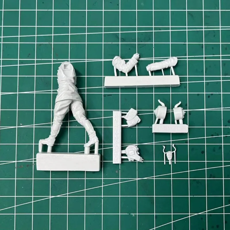 1/35 Scale Fun Art Resin Figures Assembled Model Kit Historical Military Miniature Soviet Tankman Unassembled Unpainted DIY Toys