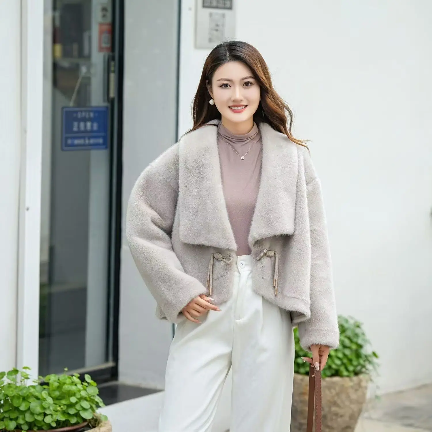 معاطف نسائية من فرو المنك الصناعي لعام 2025 سترات قصيرة متينة بياقة مقلوبة وأكمام طويلة وأربطة سميكة وفضفاضة وأنيقة غير رسمية للخريف والشتاء