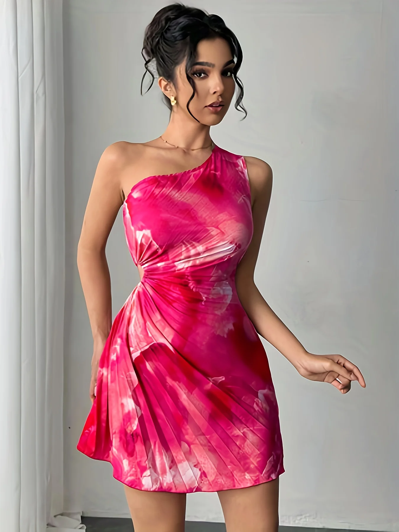 Sommerliches, elegantes Kleid mit Tintendruck und ausgehöhlter Taille, schräger Schulterkragen, gepresstes, plissiertes Damenkleid