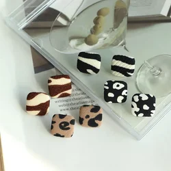 Pendientes cuadrados geométricos con estampado de leopardo, material de terciopelo, tendencia de otoño e invierno, pendientes casuales de lujo que combinan con todo para mujer