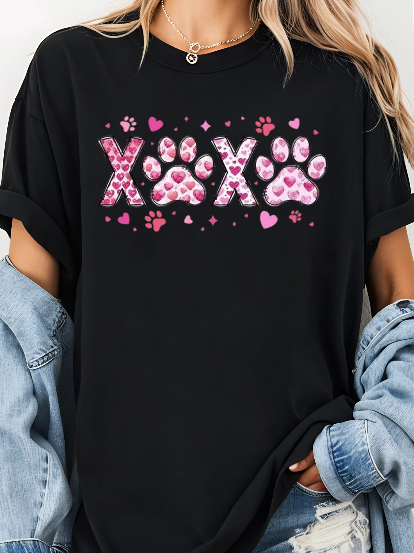 Valentijn pootafdruk Xoxo hartpatroon dames casual T-shirt met opgerolde mouwen en spijkerjack gelaagdheid look
