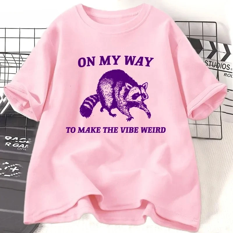 เสื้อยืดลายแรคคูนสุดแปลก On My Way To Make The Vibe Weird สำหรับผู้หญิง เสื้อยืดแขนสั้นลายกราฟิก เสื้อผ้าผู้หญิง