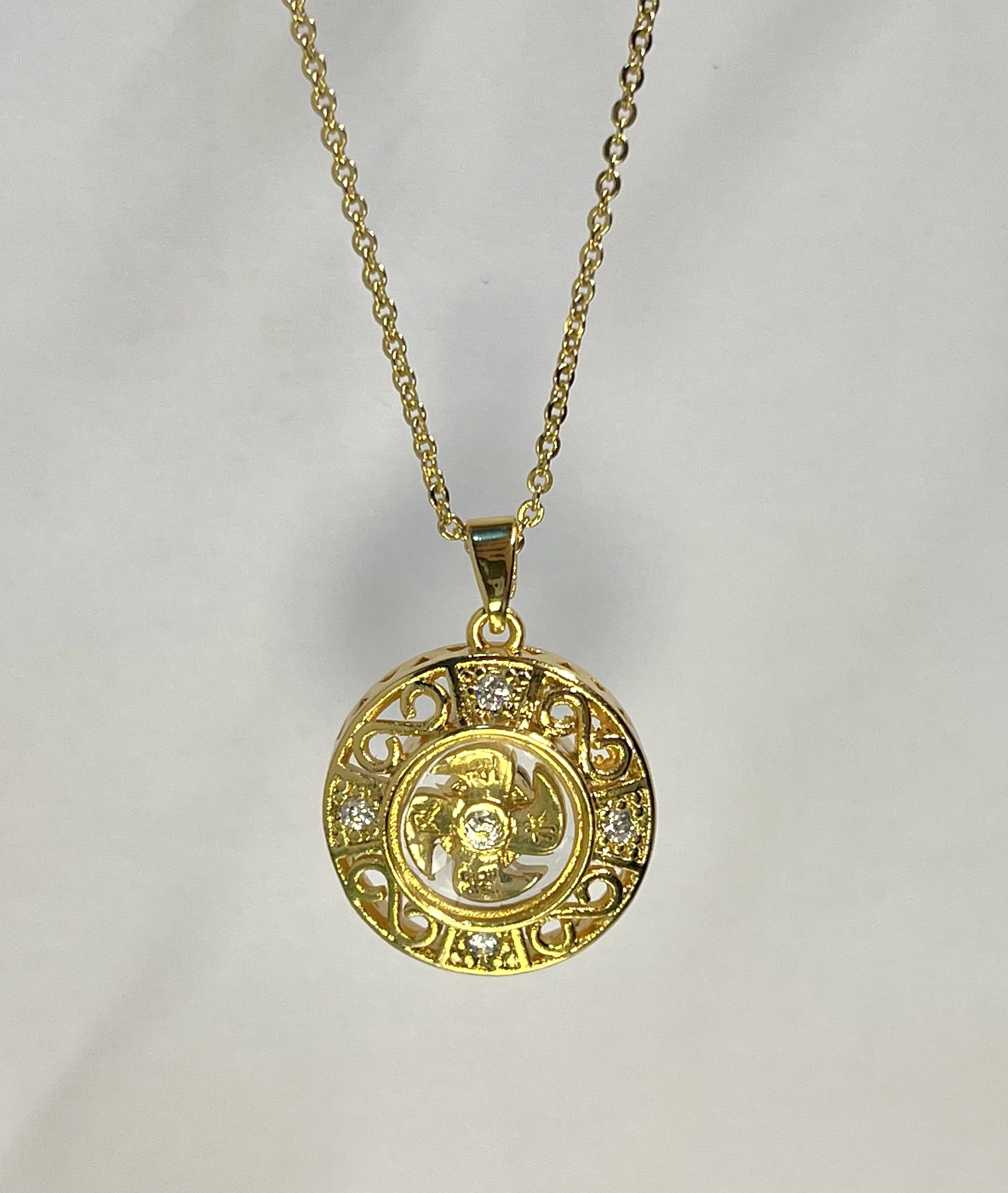 

New vintage-inspired diamond-inlaid rotating necklace, unisex design