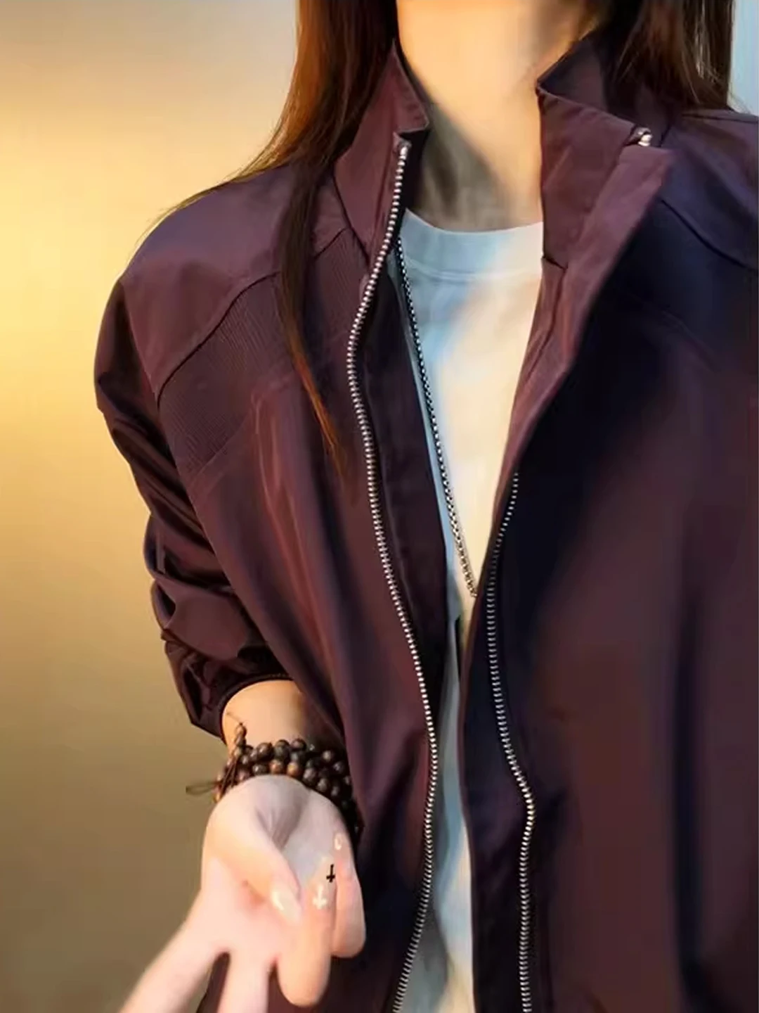 

Мужская демисезонная куртка-бомбер с воротником-стойкой, фиолетовая, в американском стиле, из мягкой ткани, с деконструированным пэчворком, для работы