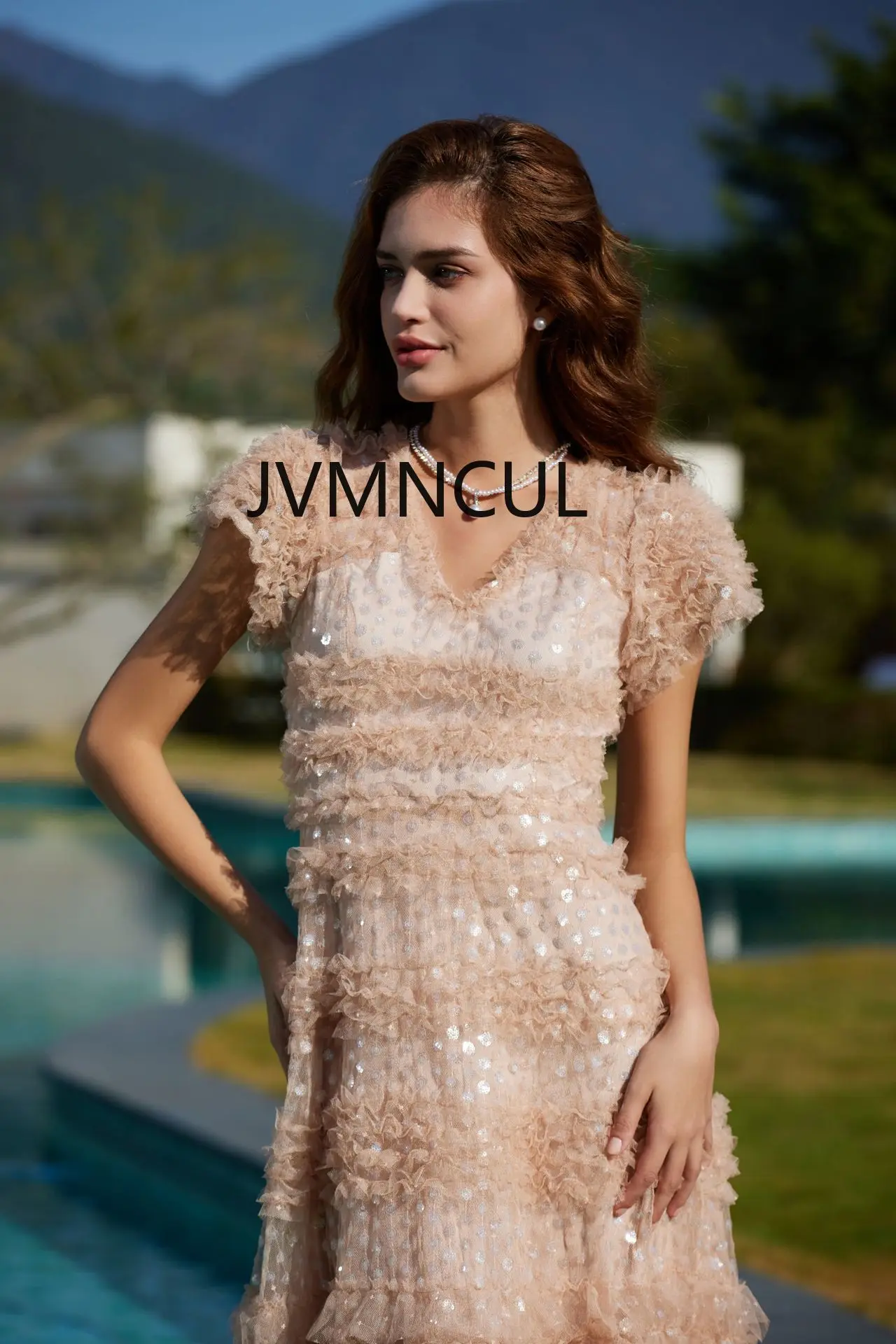 2025 Elegante vestido largo de manga corta con cuello en V y falda acampanada de lentejuelas para fiestas y eventos de verano